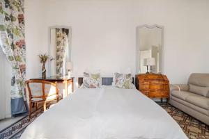 En eller flere senge i et værelse på Ehemaliger Palast, malerische Wohnung, Seeblick, Stellplatz