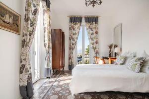 En eller flere senge i et værelse på Ehemaliger Palast, malerische Wohnung, Seeblick, Stellplatz