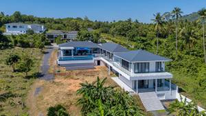 Peaceful 4Br Luxury Villa Elena Walk to Beach في Ban Hua Laem Ma So: اطلالة جوية على منزل
