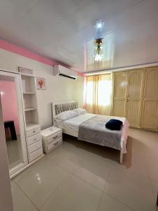 a small bedroom with a bed and a mirror at Casa full Confort en el corazón de valledupar in Valledupar +4 photos