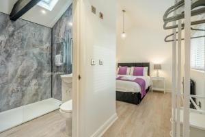 En eller flere senge i et værelse på 1 Bed in Pilling oc-m34106