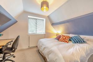 En eller flere senge i et værelse på 4 Bed in Aldsworth oc-t34239