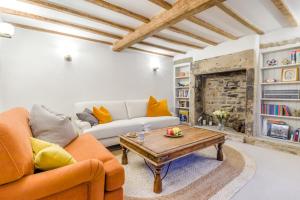 een woonkamer met een bank en een salontafel bij 2 Bed in Ashover oc-c33546 in Ashover