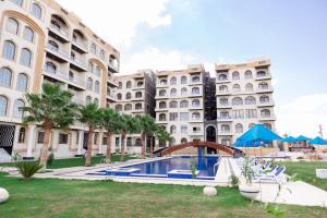 a view of the courtyard of a building with a swimming pool at فندق لوريت in Qaryat at Ta‘mīr as Siyāḩīyah