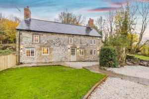 een oud stenen huis met een grote tuin bij 2 Bed in Ashover oc-c33546 in Ashover