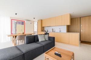 ein Wohnzimmer mit Sofa und eine Küche in der Unterkunft GuestReady - DPV Residences in Porto