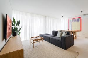 ein Wohnzimmer mit Sofa und Tisch in der Unterkunft GuestReady - DPV Residences in Porto + 34 Fotos