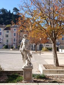 Φωτογραφία από το άλμπουμ του Appartement dans le centre historique avec terrasse privée στην Οράνζ