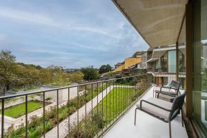 einen Balkon mit 2 Stühlen und Aussicht in der Unterkunft GuestReady - DPV Residences in Porto