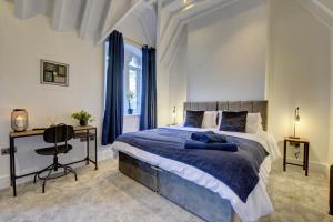 Ένα ή περισσότερα κρεβάτια σε δωμάτιο στο Large 6BDR House By Homebird Property Management Short Lets & Serviced Accommodation Leeds With Secured Parking & Garden Area