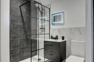 Ένα μπάνιο στο Large 6BDR House By Homebird Property Management Short Lets & Serviced Accommodation Leeds With Secured Parking & Garden Area +53 φωτογραφίες