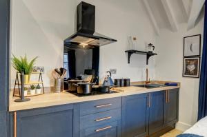 Η κουζίνα ή μικρή κουζίνα στο Large 6BDR House By Homebird Property Management Short Lets & Serviced Accommodation Leeds With Secured Parking & Garden Area