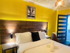 Кровать или кровати в номере Nakawa Guest Lodge