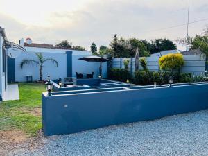 Сад в Nakawa Guest Lodge +10 фотографий