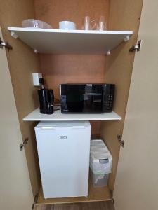 una cocina con microondas y nevera en SleepINN at Dumont, en Paarl