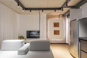 a living room with a couch and a tv at Moinho Moradia in Juiz de Fora