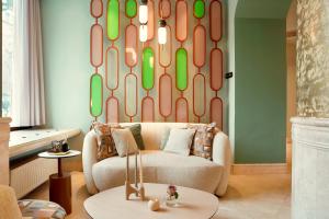 Una sala de estar con un sofá y una lámpara de araña. en Zeus Essence Bucharest Venezia, en Bucarest