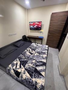 Μια τηλεόραση ή/και κέντρο ψυχαγωγίας στο AC room with attached washroom