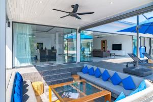 Peaceful 4Br Luxury Villa Elena Walk to Beach في Ban Hua Laem Ma So: غرفة معيشة بها أريكة وطاولة