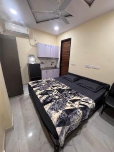 Ένα ή περισσότερα κρεβάτια σε δωμάτιο στο AC room with attached washroom