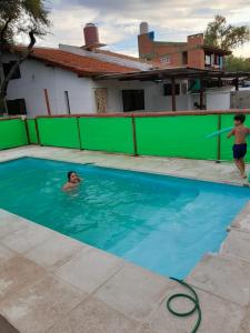 Πισίνα στο ή κοντά στο Cabañas del arbol