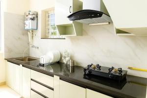 Kuchyň nebo kuchyňský kout v ubytování VijaPuri Nilayam- 2BHK, Gachibowli