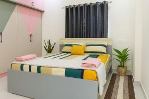 Postel nebo postele na pokoji v ubytování VijaPuri Nilayam- 2BHK, Gachibowli