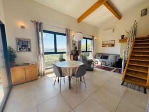 Et opholdsområde på Maison dans Domaine avec piscine collective + 13 billeder