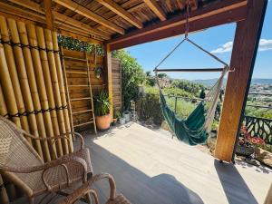 En balkon eller terrasse på Maison dans Domaine avec piscine collective