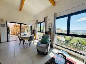 En generel udsigt til bjerge eller udsigt til bjerge taget fra feriehuset