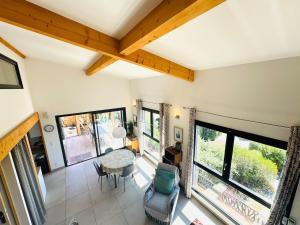 Et opholdsområde på Maison dans Domaine avec piscine collective