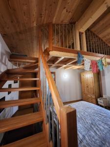 Chalet en montagne في Sembrancher: غرفة نوم مع سرير بطابقين ودرج