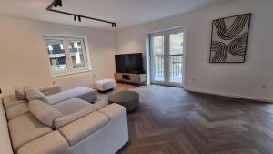 Una televisión o centro de entretenimiento en BoardersPalace Luxury Apartment with private Sauna