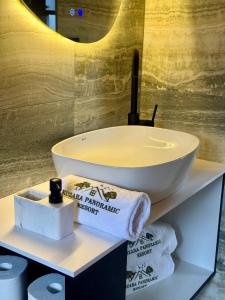 un bagno con lavandino e asciugamani su una mensola di Kozara Panoramic Resort a Bosanska Gradiška