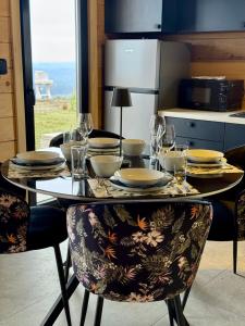 un tavolo con bicchieri e piatti in cucina di Kozara Panoramic Resort a Bosanska Gradiška