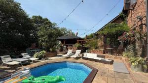 Πισίνα στο ή κοντά στο The Retreat at Little Oaks