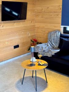 un tavolo con un bicchiere di vino e una lampada di Kozara Panoramic Resort a Bosanska Gradiška