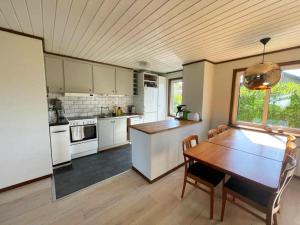 Η κουζίνα ή μικρή κουζίνα στο Cottage near beach and jetty SE09159