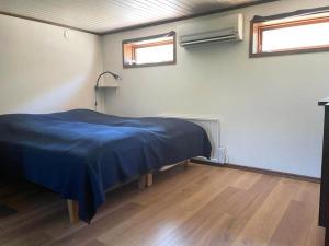 Ένα ή περισσότερα κρεβάτια σε δωμάτιο στο Cottage near beach and jetty SE09159