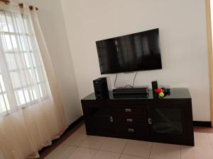 Μια τηλεόραση ή/και κέντρο ψυχαγωγίας στο Bungalow House Sentul