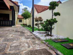 Κήπος έξω από το Bungalow House Sentul