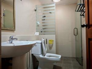 Ένα μπάνιο στο Bungalow House Sentul +8 φωτογραφίες