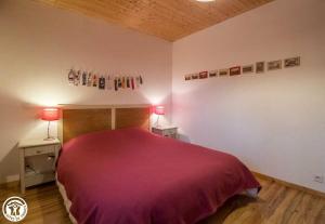 Ένα ή περισσότερα κρεβάτια σε δωμάτιο στο Gîte Roche Sanadoire Escape