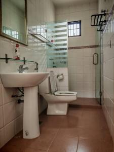 Ένα μπάνιο στο Bungalow House Sentul