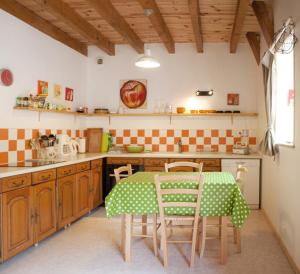 Η κουζίνα ή μικρή κουζίνα στο Gîte Roche Sanadoire Escape