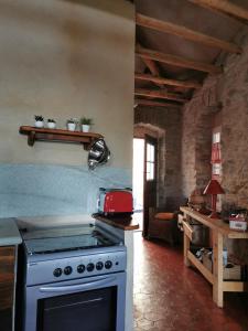 Una cocina o cocineta en Gite rustique de charme chez Santa é Pasquà