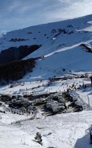 菲亚斯特拉Maison en Pierre的山上雪中的一组建筑