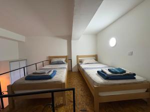 2 camas individuais num quarto com em DM Hostel and Apartments em Skopje