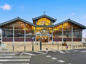 un grand bâtiment avec une grande fenêtre sur une rue dans l'établissement Maison lumineuse avec terrasse en plein centre, à Angoulême