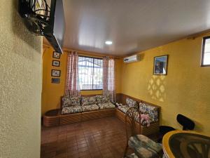 a living room with a couch and a window at Villa cerca al malecón de Salinas para 10 personas in Salinas